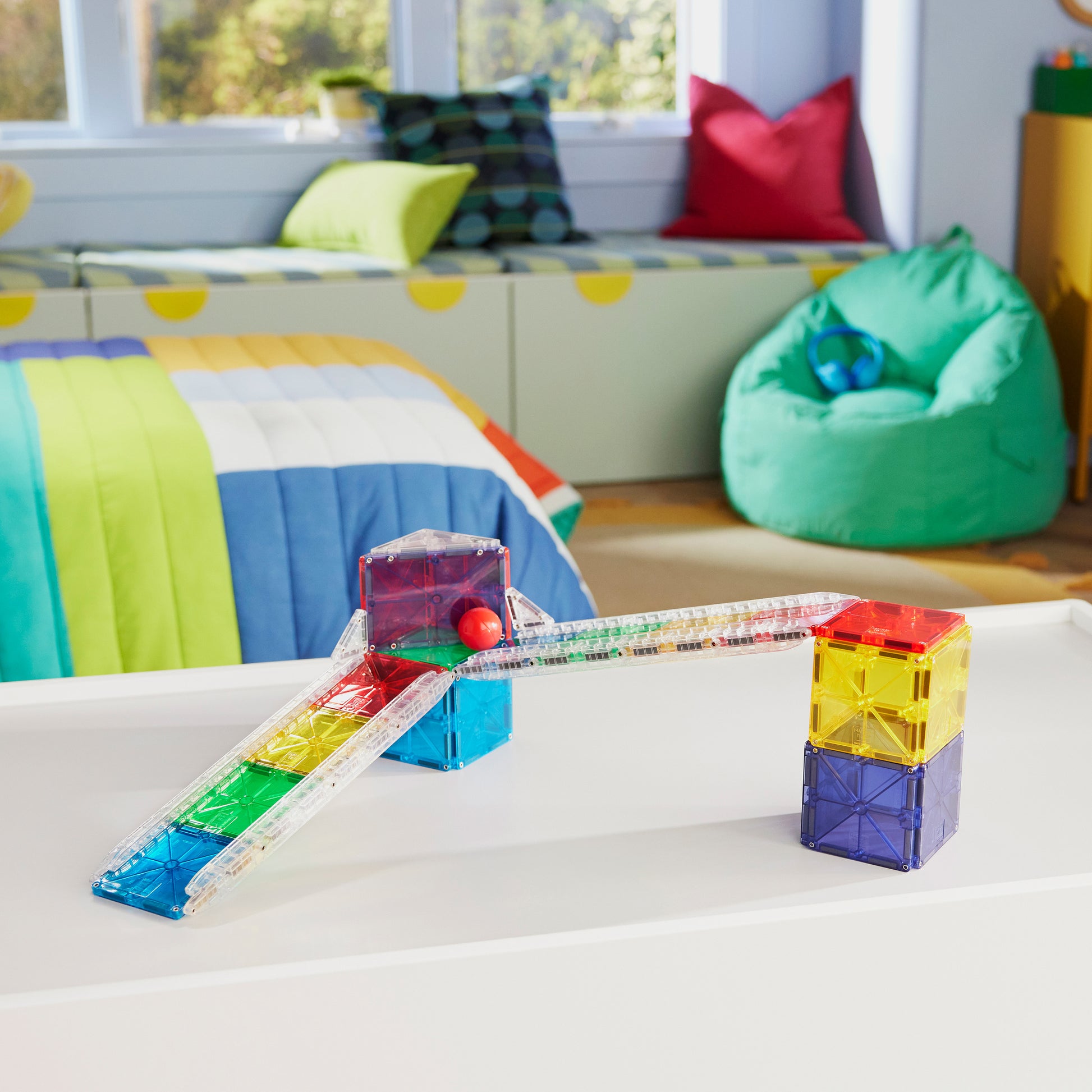 Magnetic magna tiles knikkerbaan magnetisch opgebouwd met knikkers en kleurrijke Rail Racers rails