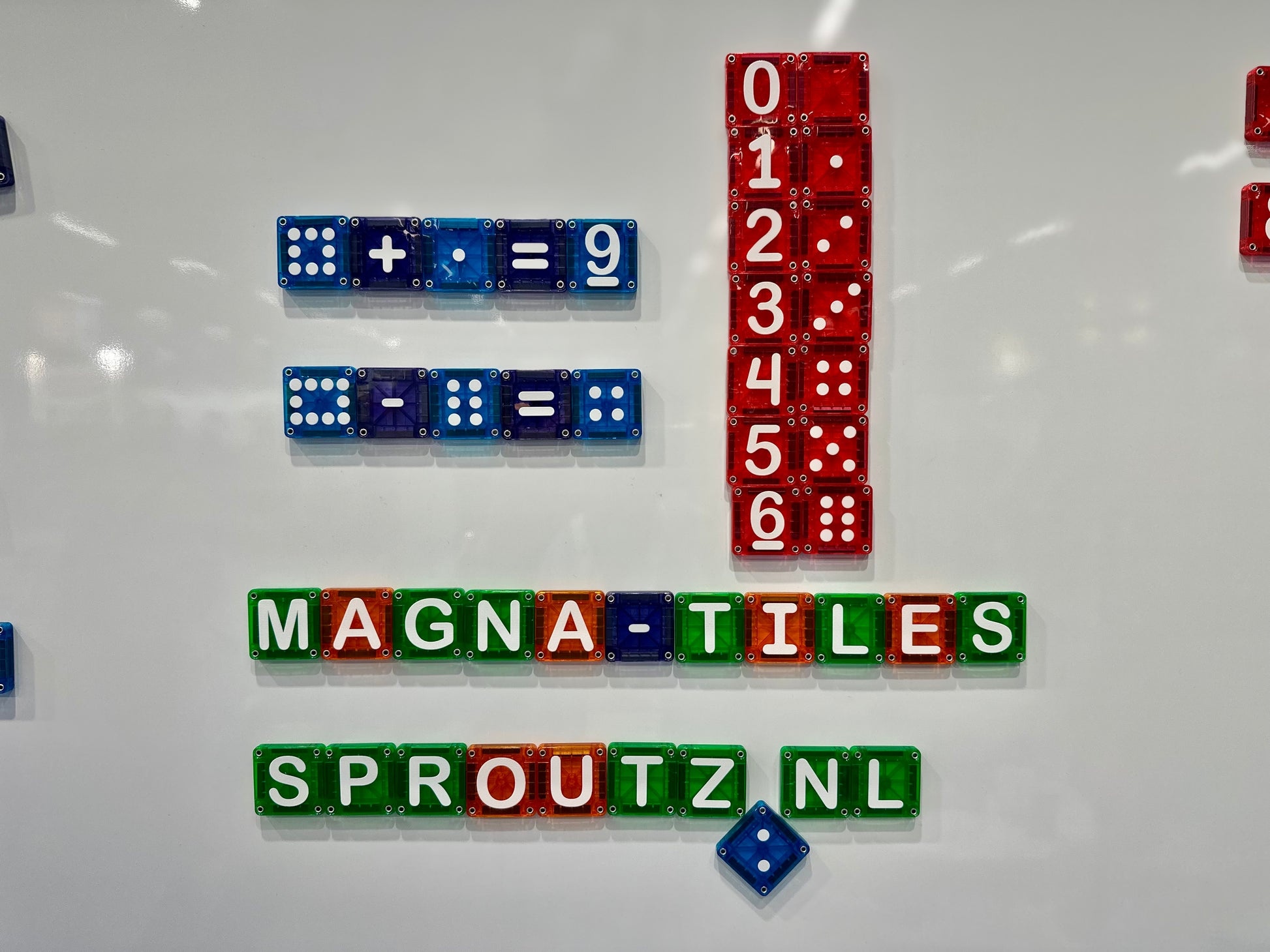 Magna-tiles learning letters en numbers op magnetisch bord geplaatst met magna-tiles en sproutz.nl tekst op Spielwaremesse 2026