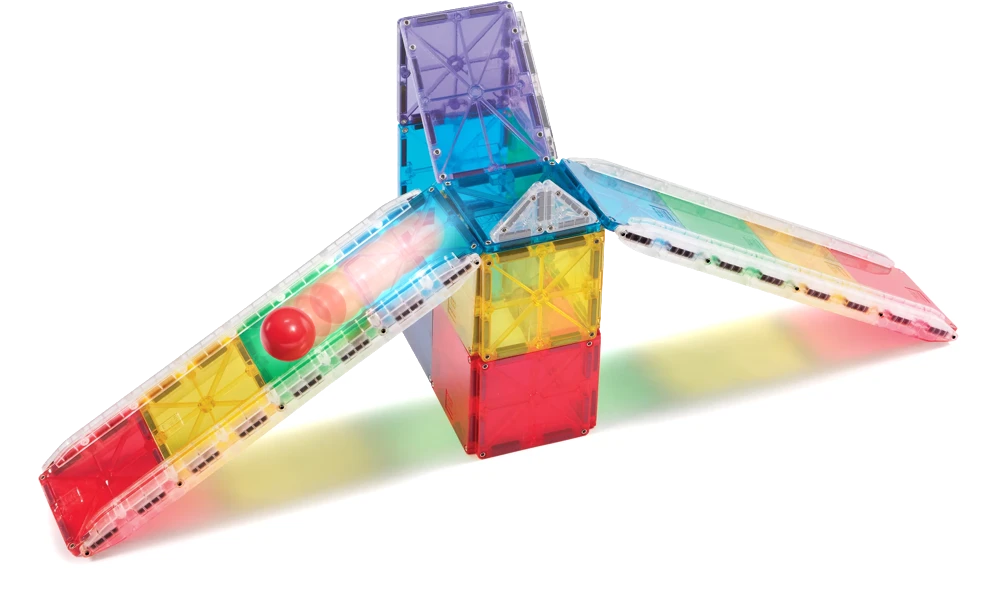 Magnetisch speelgoed met Rail Racers MicroMags onderdelen en kleurrijke knikkers op baan.