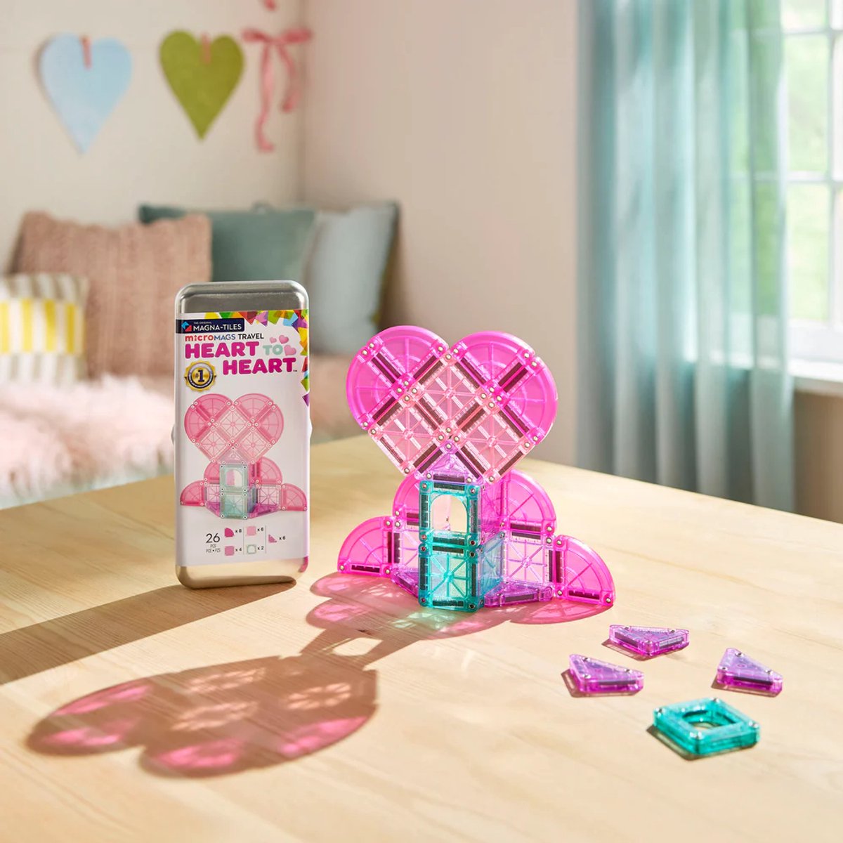 Magna Tiles MicroMAGS 26 magnetische tegels hartvorm op tafel met verpakking in kinderkamer