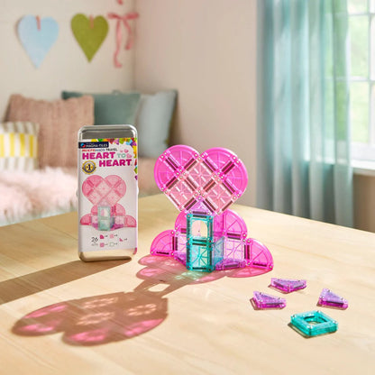 Magna Tiles MicroMAGS 26 magnetische tegels hartvorm op tafel met verpakking in kinderkamer