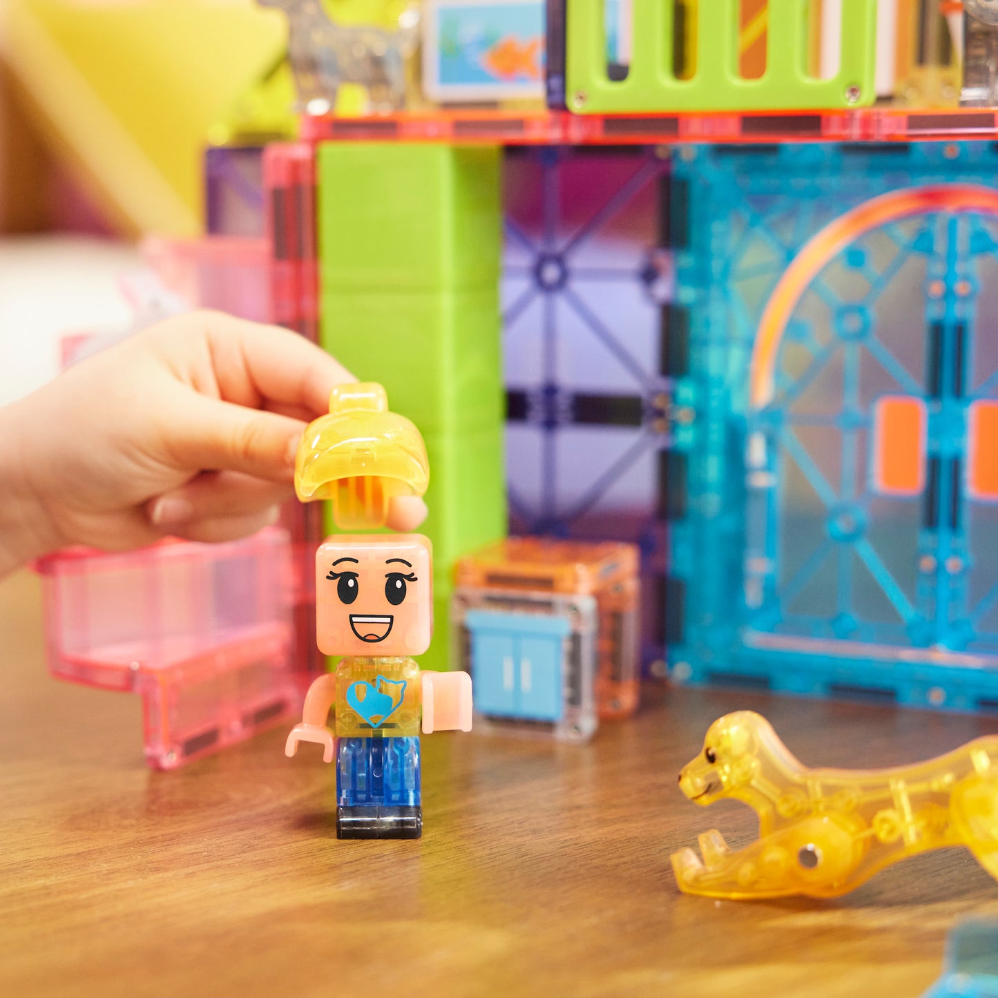 Magnetic magna tiles Pet Playhouse MicroMags figuur wordt vastgehouden met gele hond magneet speelgoed
