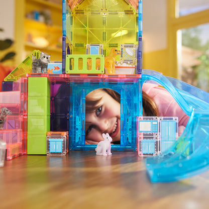 Magnetic magna tiles Pet Playhouse kind speelt met magnetisch speelgoed huis en konijn door raam
