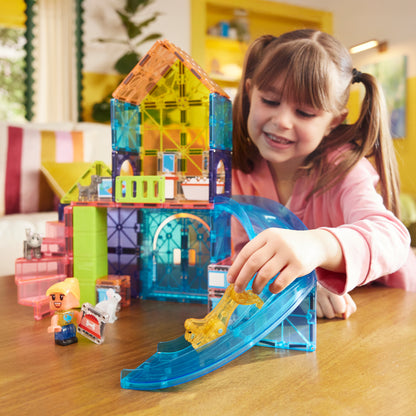 Magnetic magna tiles Pet Playhouse meisje speelt met 50 magnetische tegels en gele hondje glijbaan