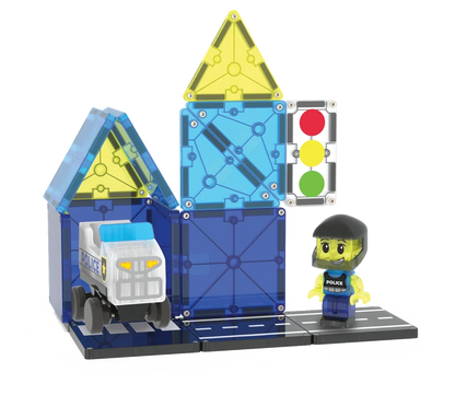 Magnetisch speelgoed met blauwe en gele magnetic Magna Tiles in een Police Patrol opstelling met verkeerslicht.