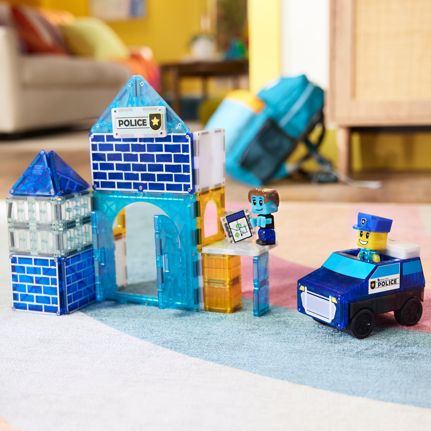 Magnetic magna tiles Police Station speelscène met magnetisch speelgoed in kleurrijke kinderkamer