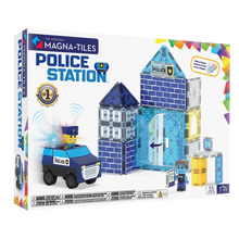 Voorzijde verpakking van de 35-delige Magna Tiles Police Station set met magnetisch politiebureau, auto en figuren.
