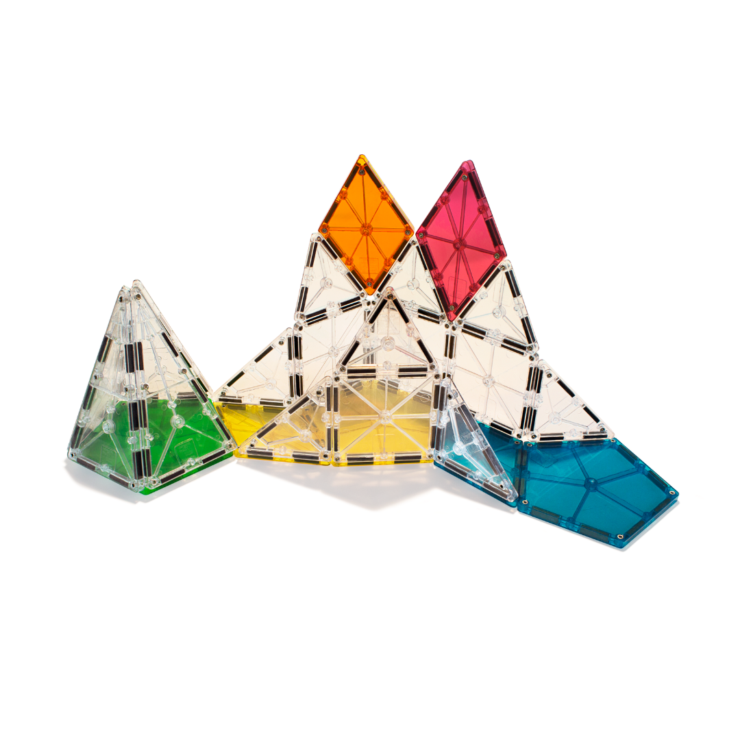 Magnetic magna tiles polygons in kleurrijke piramide vorm met 8 magnetische tegels op witte achtergrond
