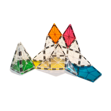 Magnetic magna tiles polygons in kleurrijke piramide vorm met 8 magnetische tegels op witte achtergrond