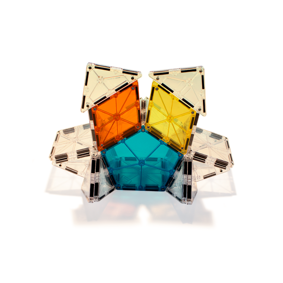 Magnetic magna tiles sterconstructie bovenaanzicht met oranje gele en blauwe magnetische polygons tegels