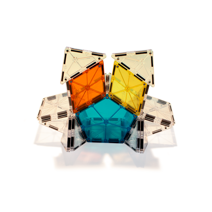 Magnetic magna tiles sterconstructie bovenaanzicht met oranje gele en blauwe magnetische polygons tegels