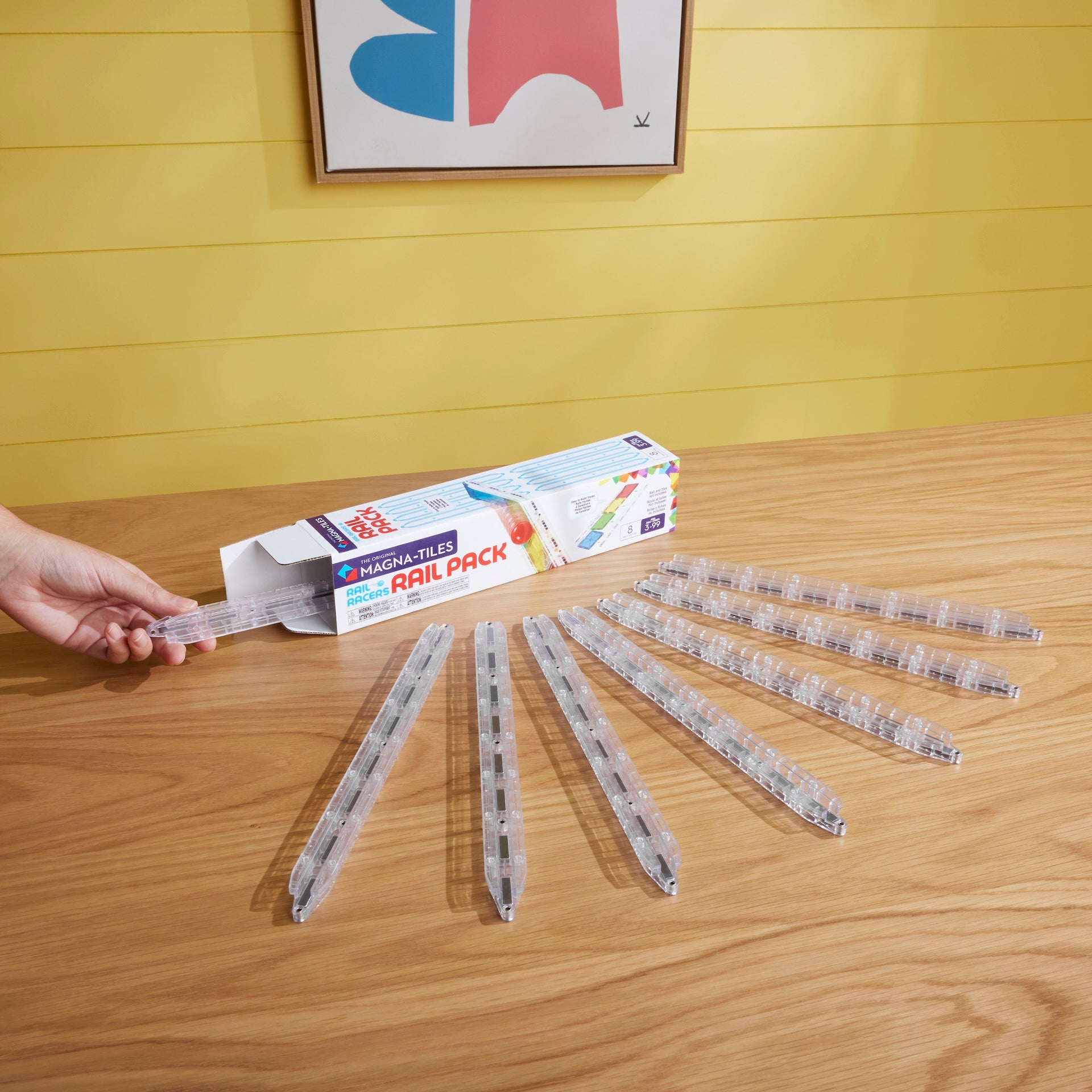 Magnetic magna tiles Rail Pack 8 magnetische onderdelen uitgepakt op houten tafel met verpakking
