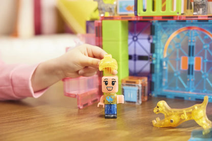 Kind speelt met magnetisch poppetje met verwisselbaar haar uit de kleurrijke Magna Tiles Pet Playhouse set.