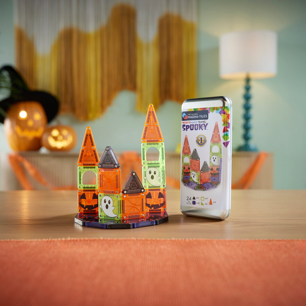 Magnetic Magna Tiles Spooky kasteel gebouwd met 24 magnetische tegels naast verpakking
