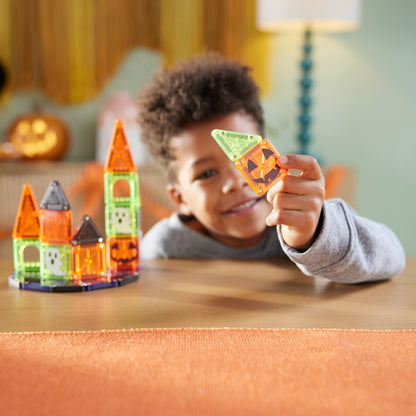 Magnetic Magna Tiles Spooky Travel Set kind toont pompoen magneet speelgoed in halloween setting