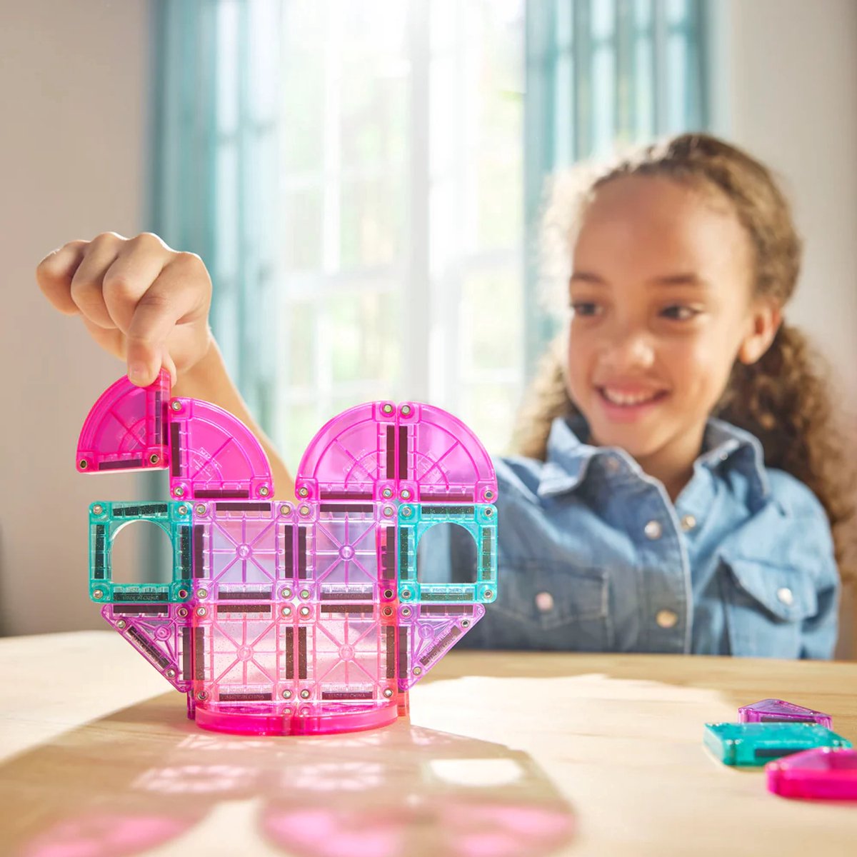Kind bouwt met Magna Tiles travel MicroMAGS 26 magnetische bouwstenen roze hartvormig design