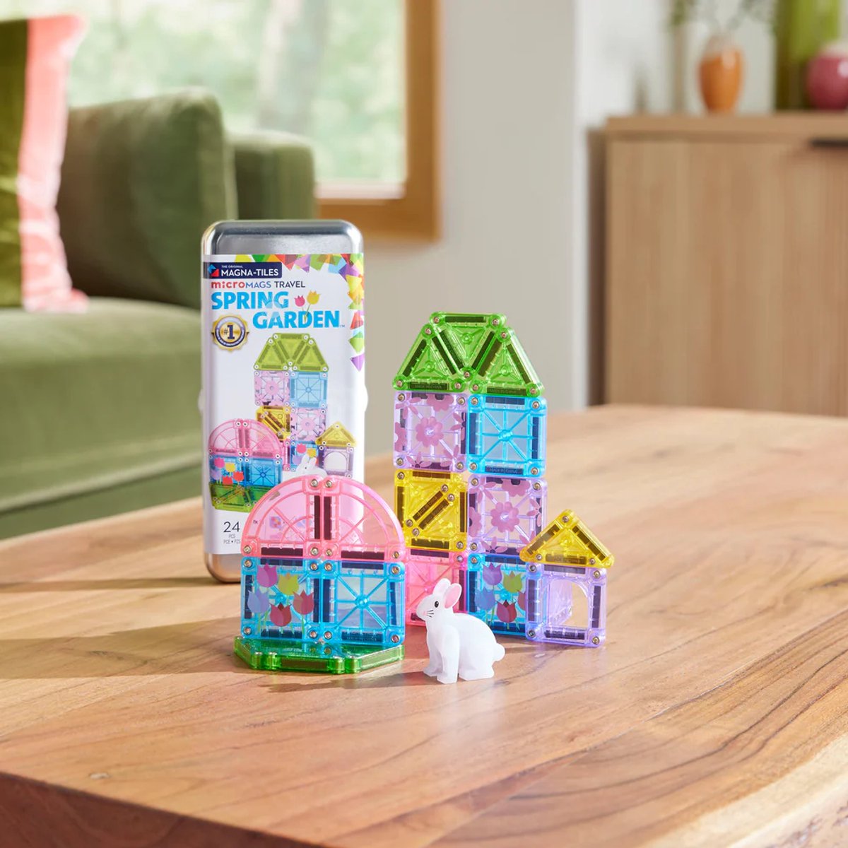 Magna Tiles travel set Spring met kleurrijke magnetische bouwstenen en wit konijn op houten tafel