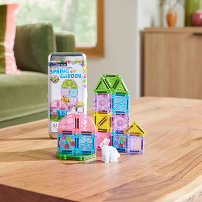 Magna Tiles travel set Spring met kleurrijke magnetische bouwstenen en wit konijn op houten tafel