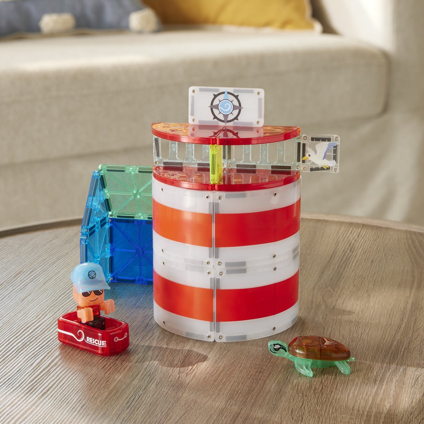 Magnetic magna tiles vuurtoren met rood-wit gestreepte magnetische tegels en vuurtorenwachter figuur