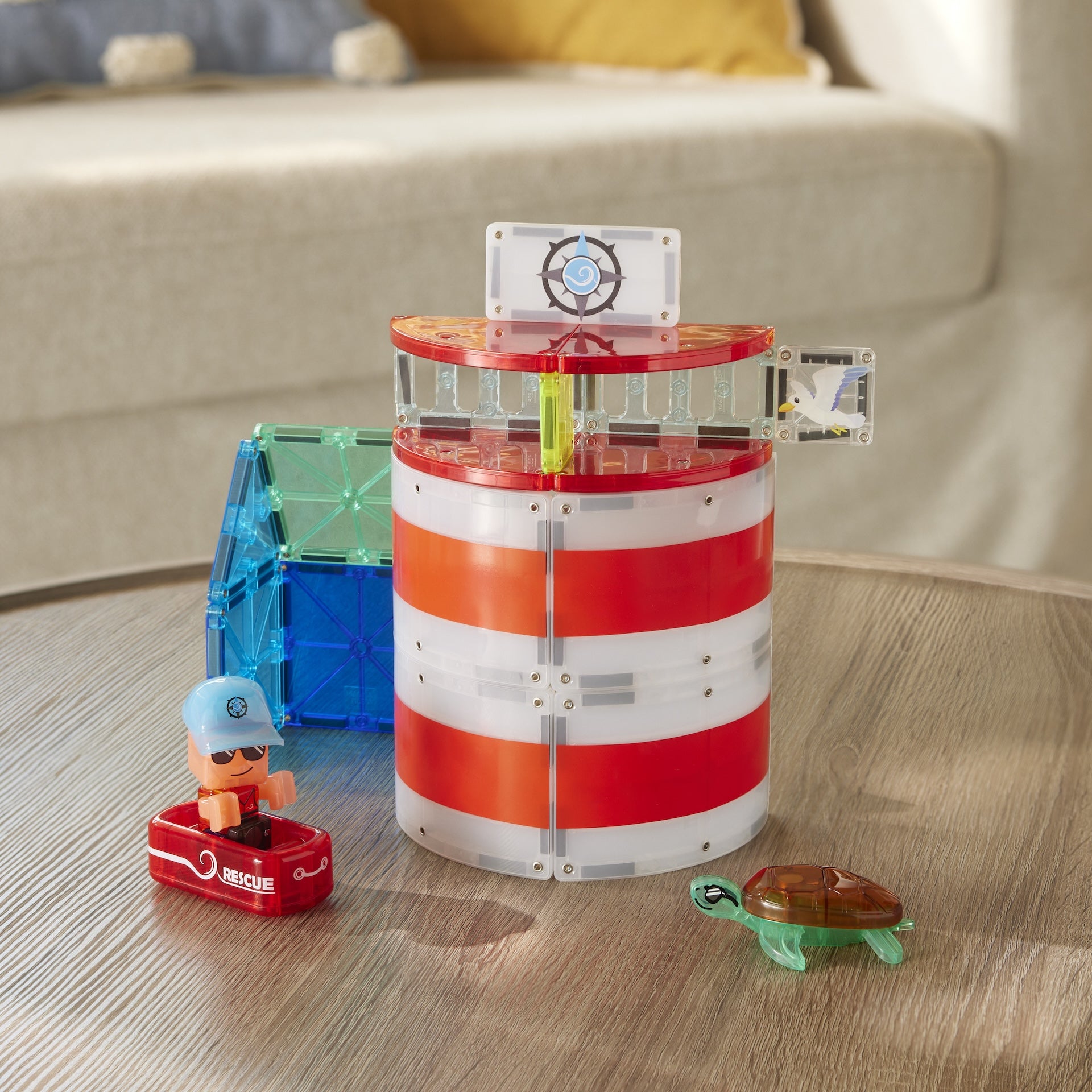 Magnetic magna tiles vuurtoren met rood-wit gestreepte magnetische tegels en vuurtorenwachter figuur
