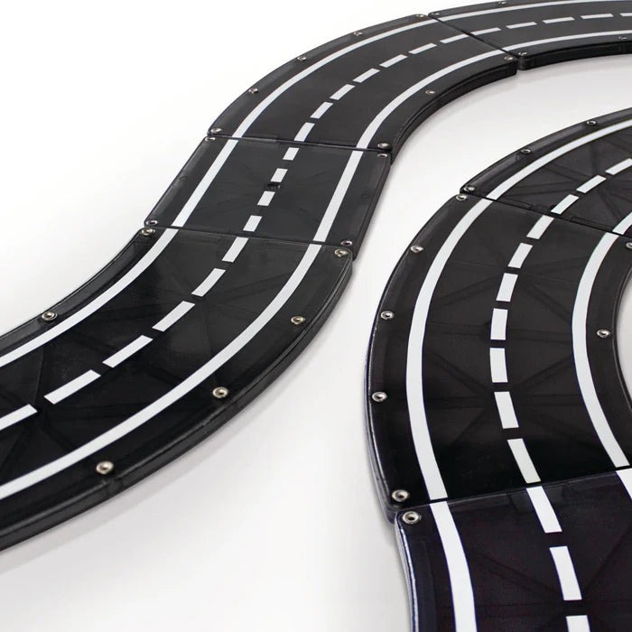 Close-up van zwarte Magnetic Magna Tiles XTRAS-wegen met witte rijstrookmarkeringen en gebogen delen van Magna Tiles.