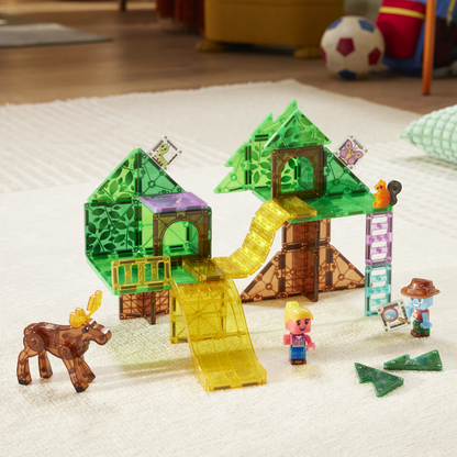 Magne Tiles boomhut speelset met gele glijbaan, magnetische eland en groene transparante tegels