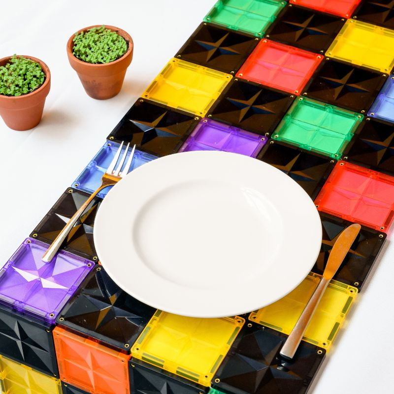 Coblo zwart magneet tegels gecombineerd met kleurige magnetische bouwstenen als decoratieve tafel
