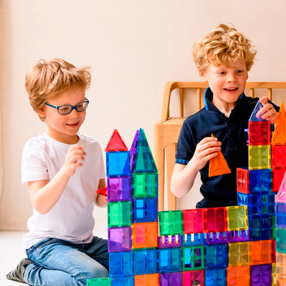 Magneet speelgoed Coblo twee jongens bouwen samen kleurrijke torens met magnetische tegels