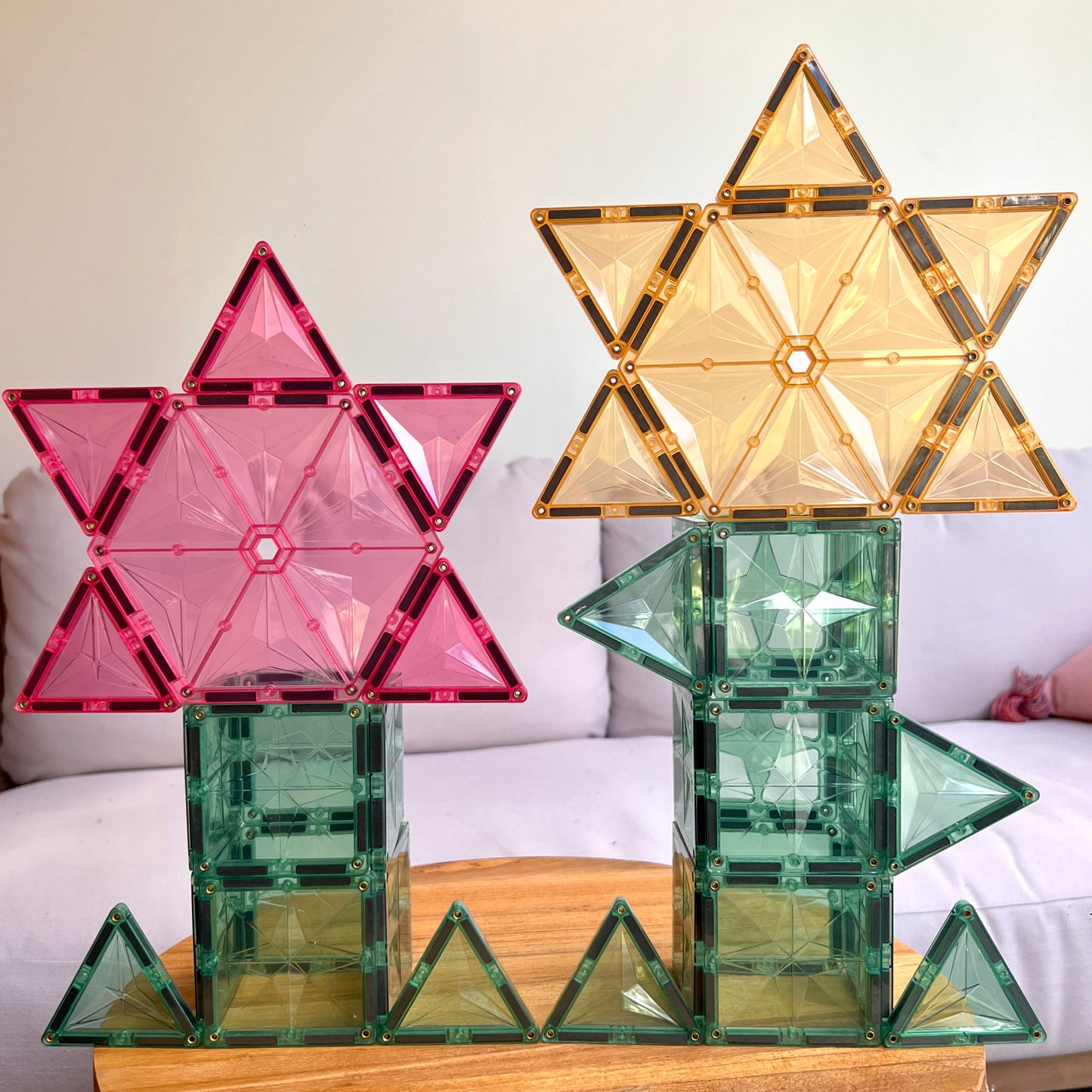 Magneet speelgoed Coblo sterren en huisjes constructie in pastel roze, geel en groen tinten