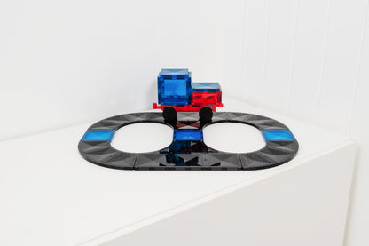 Magneet speelgoed Connetix brug constructie met blauw-rood voertuig en zwarte magnetische tegels zijaanzicht