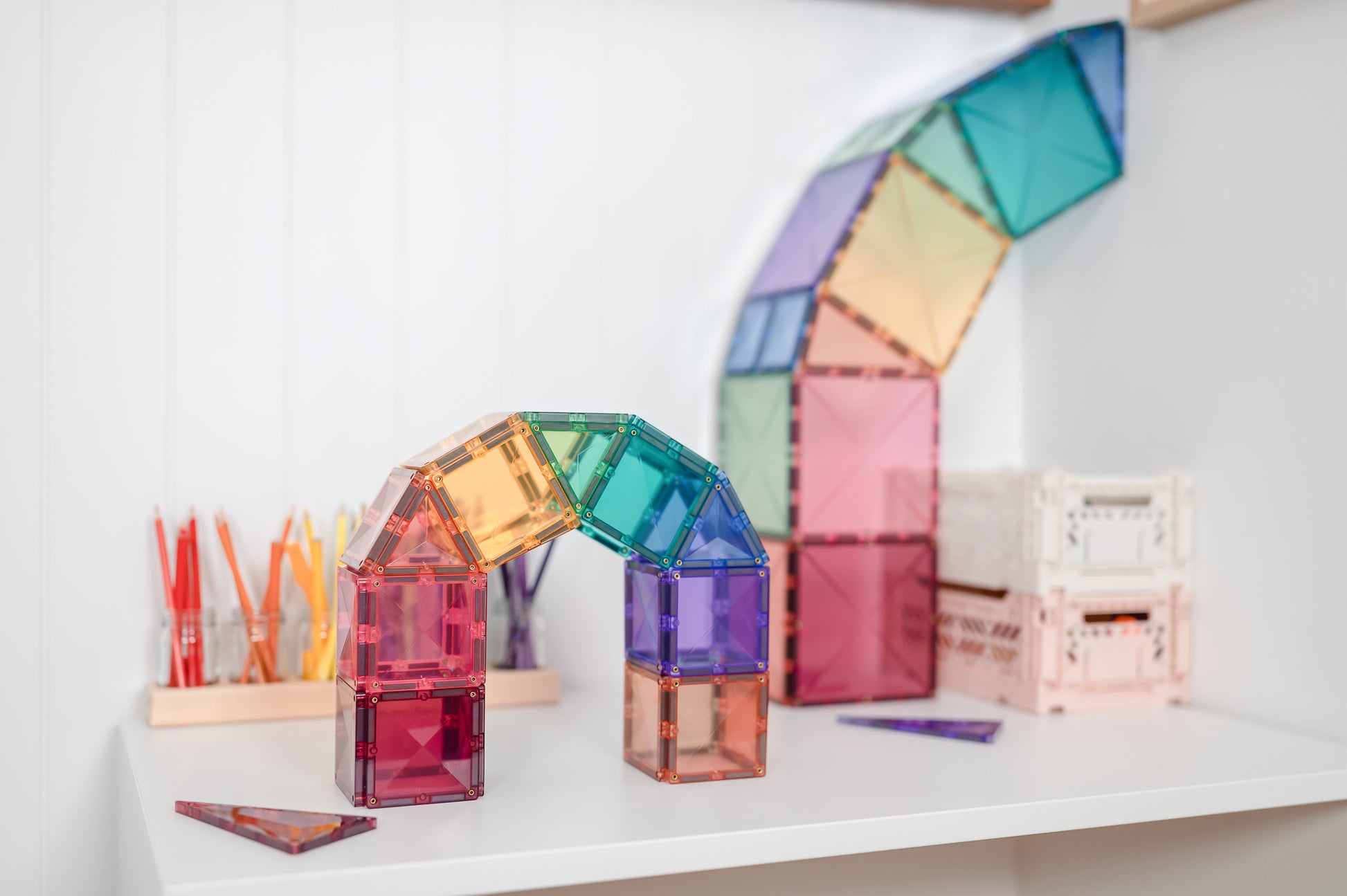 Kleurrijke regenboogbogen van Connetix Pastel Starter Pack 64pc magneet speelgoed op witte plank