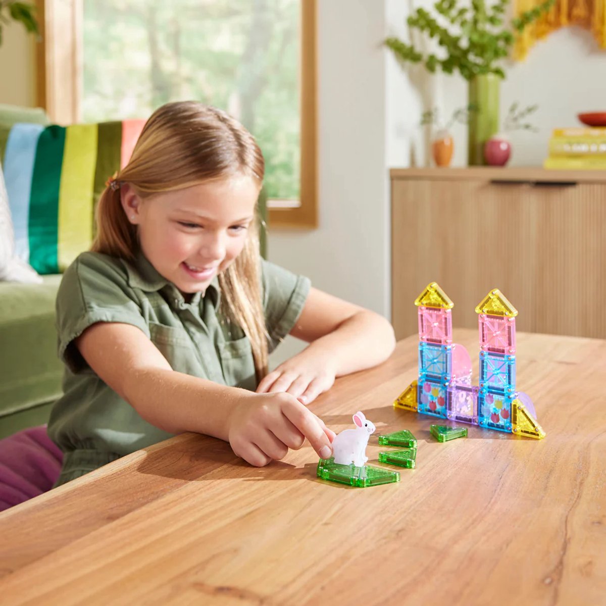 Magneet speelgoed Magna Tiles travel: kind bouwt torens en tuintjes met kleurrijke MicroMAGS tegels