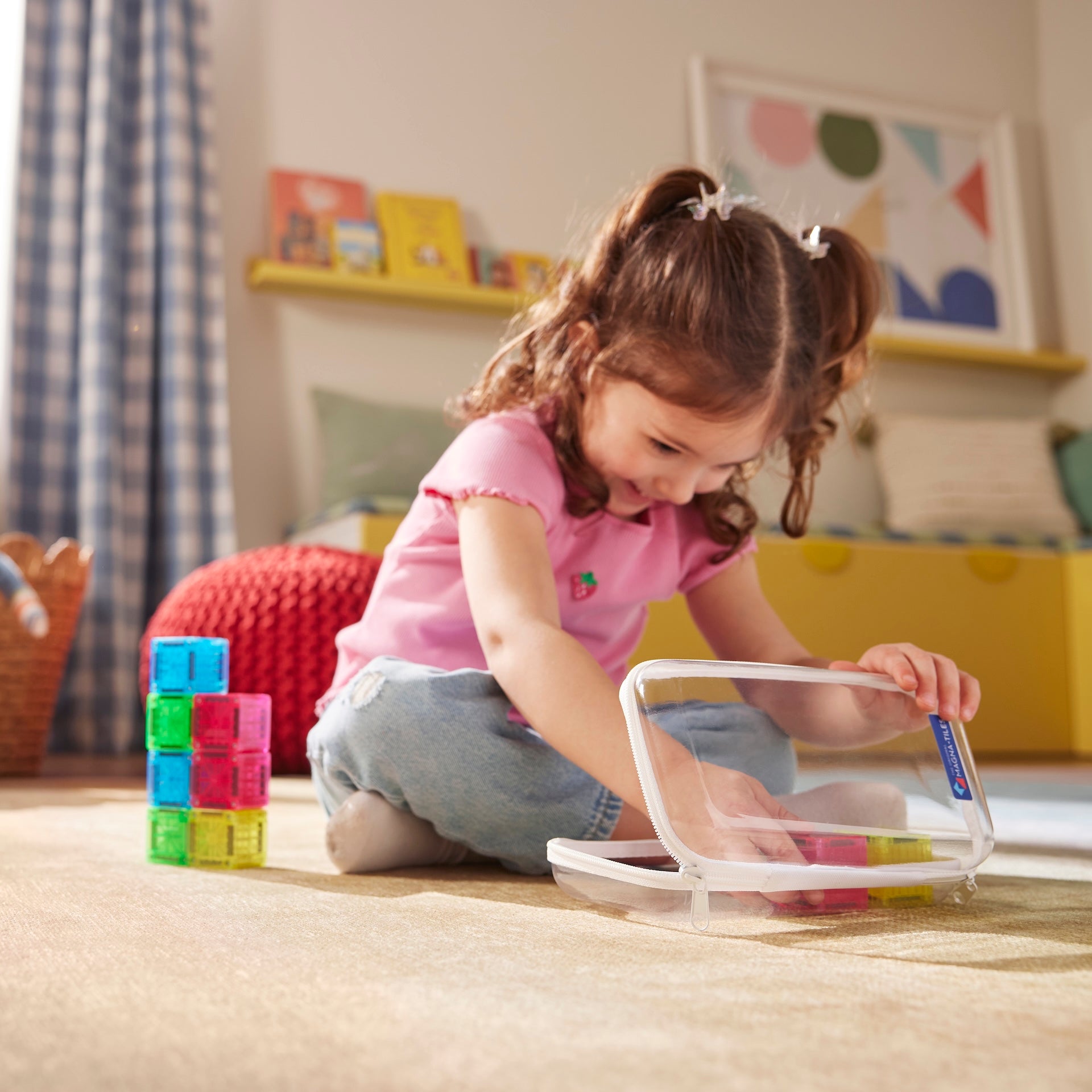 Magneet speelgoed MicroMags in transparante opbergdoos, meisje speelt met kleurrijke cubes