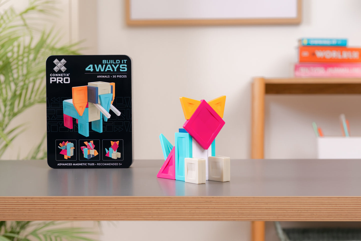 Magneet tegels Connetix vos figuur met roze en gele details op moderne houten speeltafel