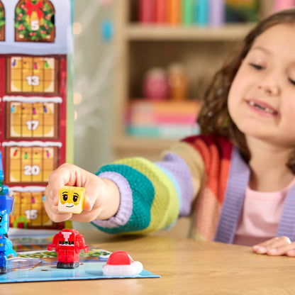 Kind speelt met Magnetic Magna Tiles Advent Calender 2025, bouwt Santa figuur en MicroMags poppetjes naast kalender.
