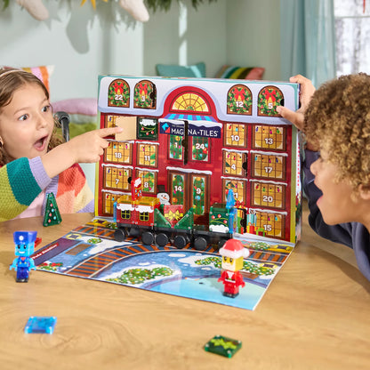 Twee kinderen openen Magnetic Magna Tiles Advent Calender 2025 met magnetisch speelgoed en kleurrijke vakjes vol verrassingen.