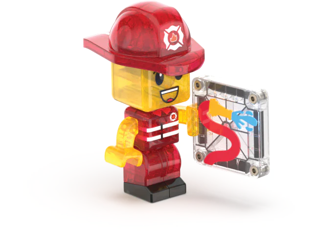 Rood-geel brandweerfiguur met waterslang van MicroMags, passend bij de Fire Station bouwset.