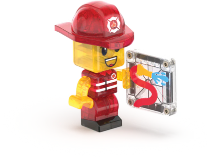 Rood-geel brandweerfiguur met waterslang van MicroMags, passend bij de Fire Station bouwset.