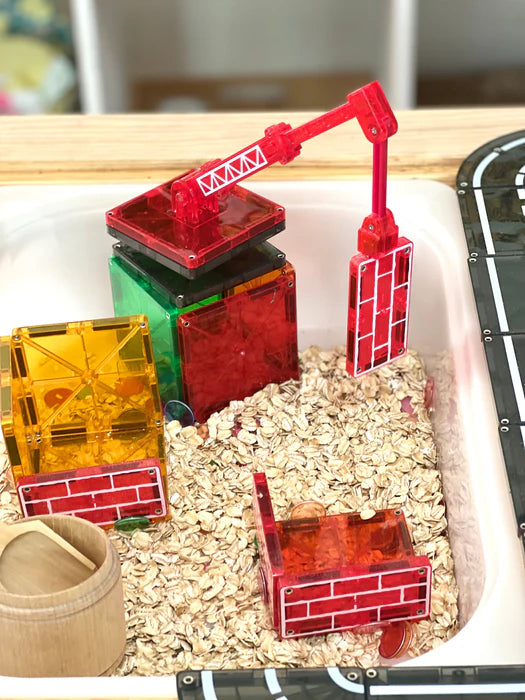 De Magnetic Magna Tiles builder set toont een rode kraan met rode bakstenen en gele tegels gecombineerd met wegdelen.