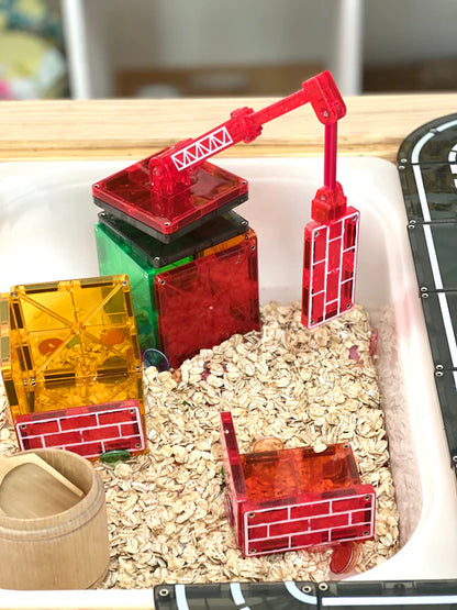 De Magnetic Magna Tiles builder set toont een rode kraan met rode bakstenen en gele tegels gecombineerd met wegdelen.