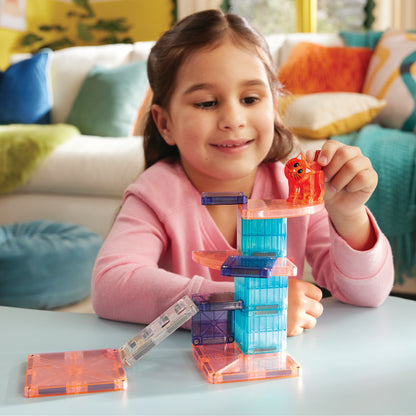 Magnetic magna tiles Cat Tree kind bouwt toren met 13 magnetische tegels en oranje katje