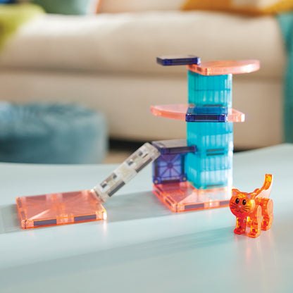 Magnetic magna tiles Cat Tree met oranje kat en magneet speelgoed op kleurrijke bouwconstructie