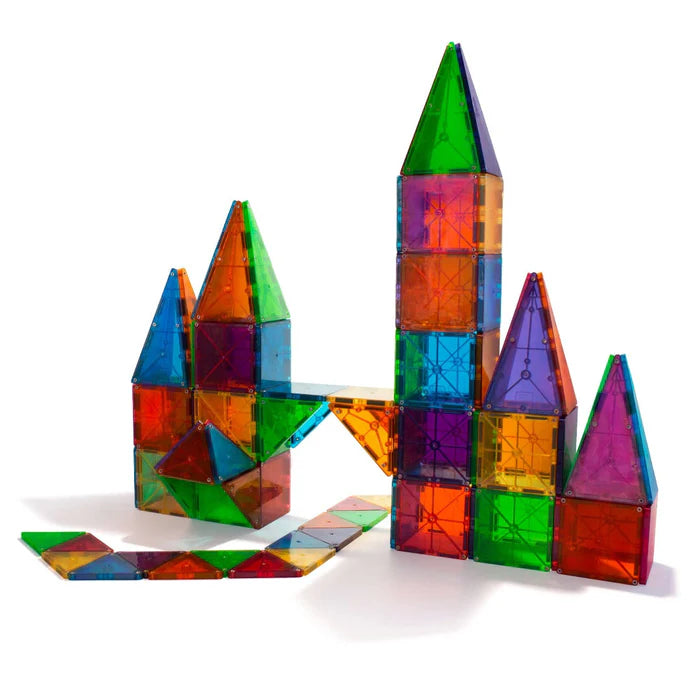 Kleurrijk kasteel gebouwd met Magnetic Magna Tiles classic set van 100 magnetische bouwstenen, creatief magneet speelgoed.