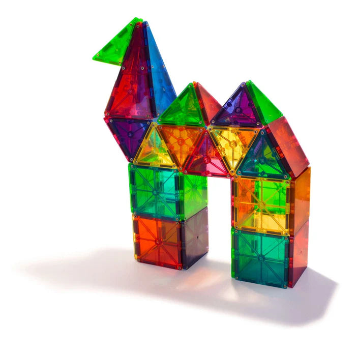 Gekleurde kameel gebouwd met Magnetic Magna Tiles classic set van 100 magnetische tegels, creatief magneet speelgoed.