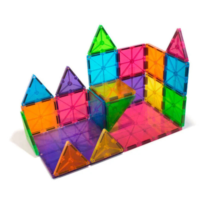 Kleurrijk kasteel gebouwd met Magnetic Magna Tiles Classic Set, 26 magnetische bouwstenen magneet speelgoed.