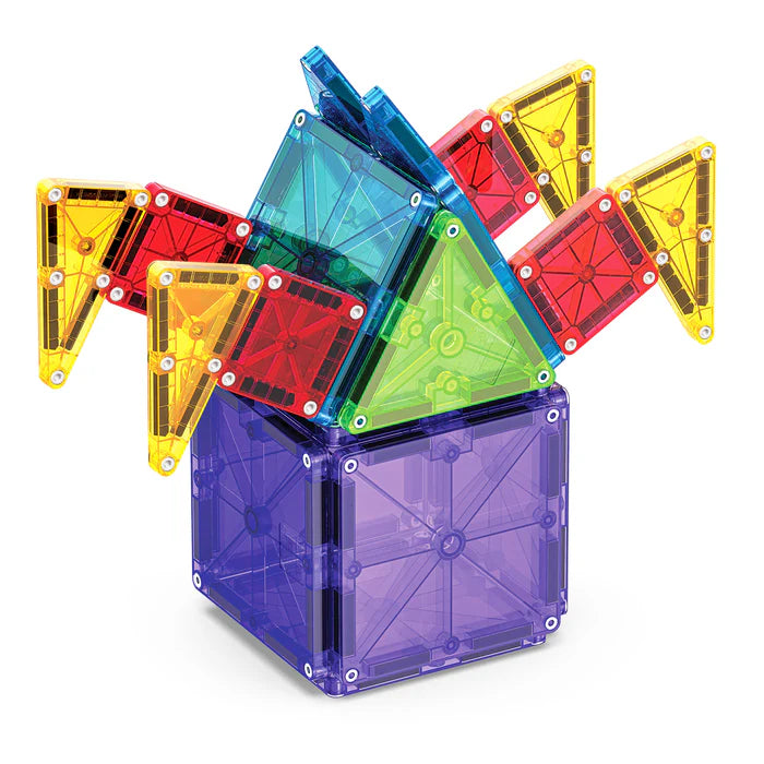 De doorschijnende magnetische tegels van de Magnetic Combo Set van Magna Tiles vormen een kleurrijke kubus met vormen erop.