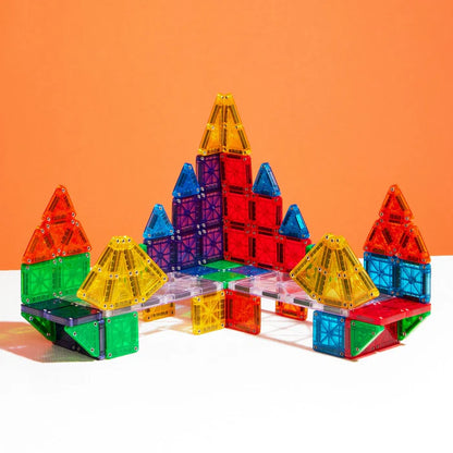 De magnetic Magna Tiles deluxe microMAGS set bevat 70 magnetische bouwstenen gebruikt om een kleurrijke toren te bouwen.
