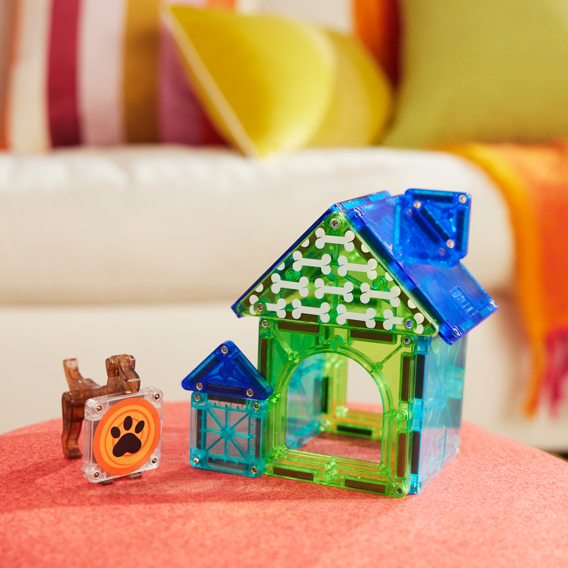 Magnetic magna tiles Dog house complete opbouw met 13 magnetische tegels op roze ondergrond woonkamer