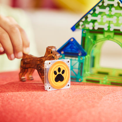 Magnetic magna tiles speelsituatie met kinderhand, bruine hond en pootafdruk MicroMags tegel detail