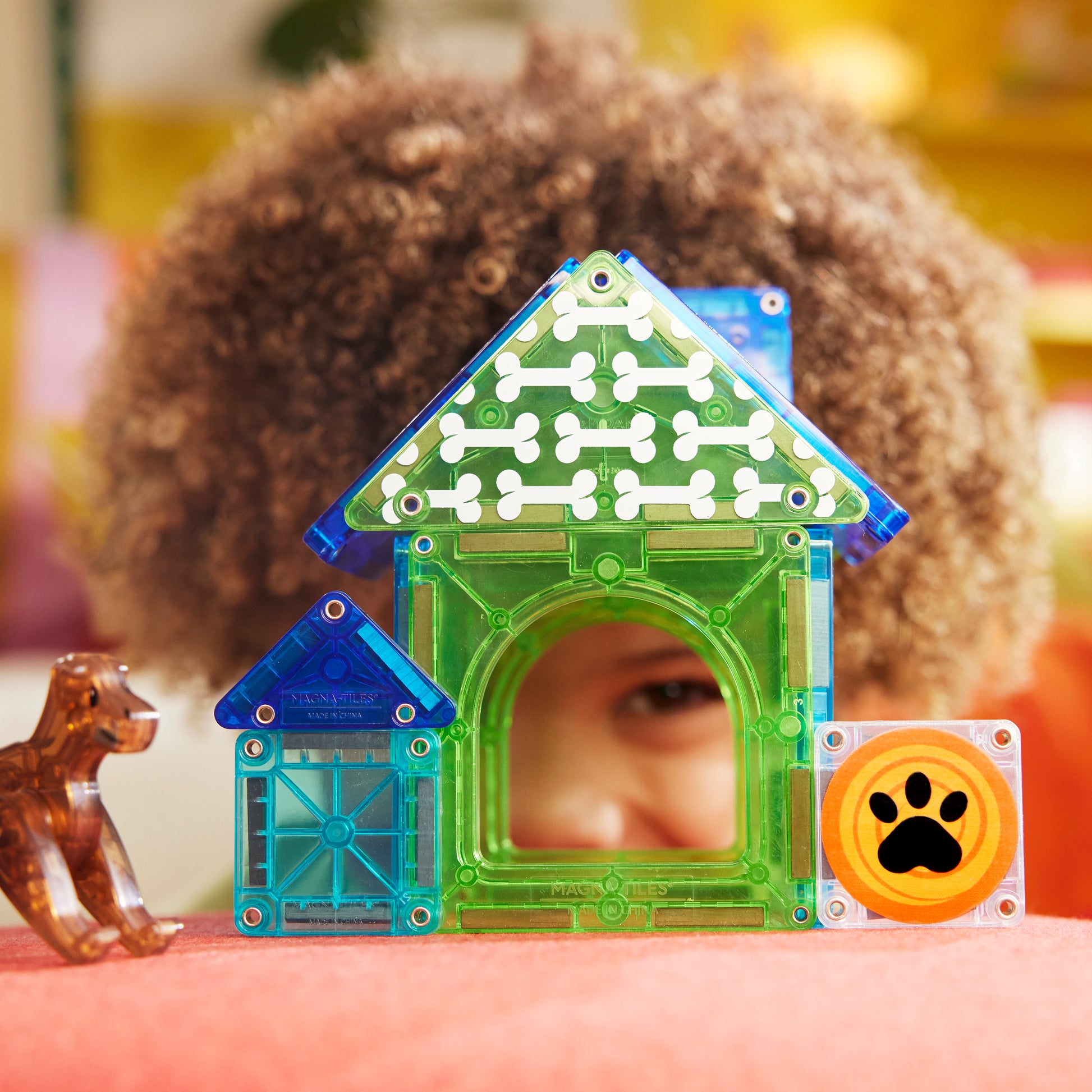 Magnetic magna tiles Dog house vooraanzicht met kind in achtergrond magnetisch speelgoed groene tegels